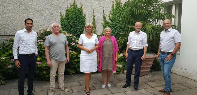 Sharma (rechts) und Prachar (links) klärten in Neusiedl über mögliche Dachflächen zur PV-Nutzung auf.