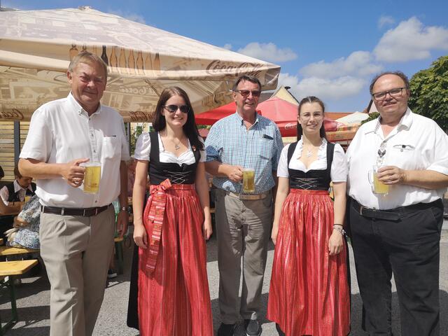 Bürgermeister Josef Baireder (l.), Karl Holzmann und Wirt Josef Klang (r.) mit zwei der Markentenderinnen