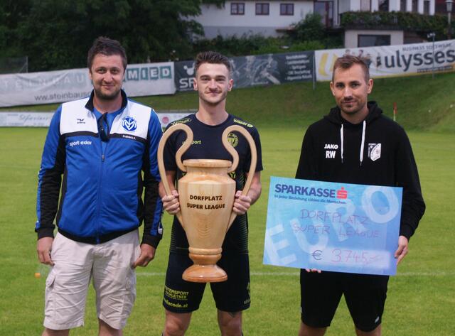 Schlierbachs Sektionsleiter Raphael Watzinger (re.) und dessen Mollner Pendant Florian Fröhlich mit dem Micheldorfer Kapitän David Winkler.