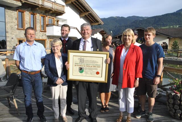 Der Pionier Johann Haselsteiner freut sich mit seiner Familie bei der Festveranstaltung in der Kaiserlodge.