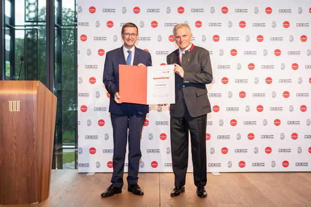 Wirtschafts- und Tourismus-Landesrat Markus Achleitner mit Peter Augendopler (Gründer Backaldrin) – geehrt für die Errichtung des Paneum Wunderkammer des Brotes in Asten.