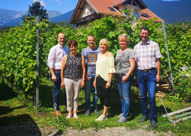 LK-Präsident Josef Hechenberger, Vizepräsidentin und Landesbäuerin Helga Brunschmid, Georg und Alexandra Flür, Bezirksbäuerin Andrea Lechleitner und Bezirksobmann Andreas Gstrein
