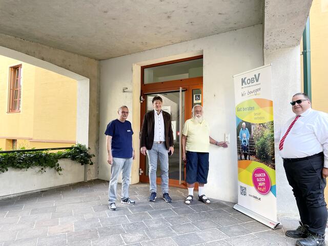 Sie vertreten jene, die es oft nicht leicht haben: KOBV-Vorstand Franz Barz, Roland Erhart, Josef Prinz, Georg Langer beim Purkersdorfer Rathaus.