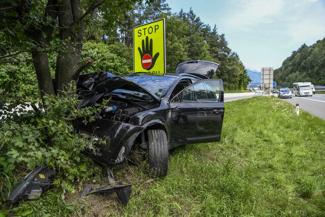Zu einem schweren Verkehrsunfall kam es heute auf der Autobahn A12 im Bereich bei Ampass. Ein Fahrzeuglenker ist mit seinem Pkw und drei Insassen frontal gegen einen Baum gekracht.