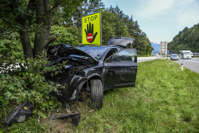 Zu einem schweren Verkehrsunfall kam es heute auf der Autobahn A12 im Bereich bei Ampass. Ein Fahrzeuglenker ist mit seinem Pkw und drei Insassen frontal gegen einen Baum gekracht.  | Foto: Zeitungsfoto.at