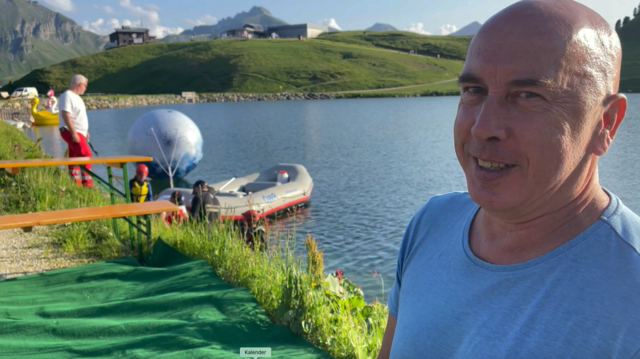 Organisator und Alpinschwimmer Hansjörg Ransmayr. Links ist der "Mond" zu sehen, der von der Wasserrettung Altenmarkt in der Seemitte verankert wurde.