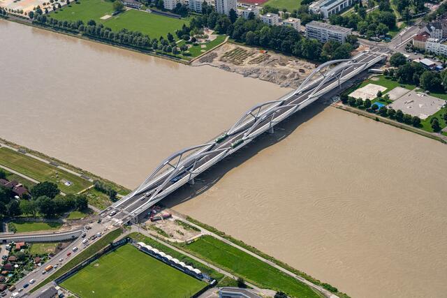 Die neue Eisenbahnbrücke aus der Luft.