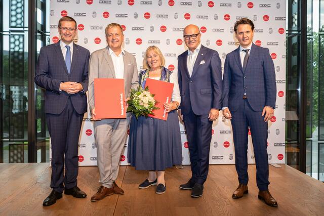 Wirtschafts- und Tourismus-Landesrat Markus Achleitner, Gerhard Wendl (JUFA Hotels), Marianne Zöchbauer (Obfrau OÖ Privatvermieterverband), Robert Seeber, Andreas Winkelhofer (v.li.). | Foto: OÖ Tourismus GmbH/Phil Lindner