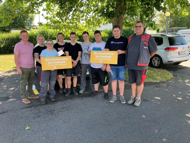 ÖGJ-Landessekretär Christoph Frühstück, Stefanie Grahek, Laura Marie Szauer, Sandra Hruby, Clemens Leitner, Alexander Drescher, Simon Praunseis, Marc Treiber und Betriebsrat Uwe Weidinger. | Foto: ÖGB Burgenland
