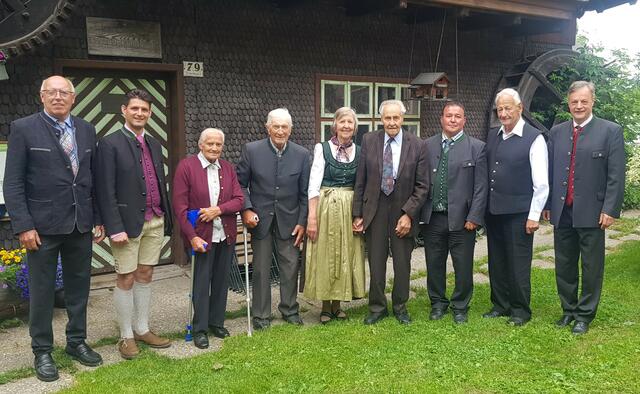 Foto: Personen v.l.n.r.: Alois Bliem (Obmann-Stv. Seniorenbund), Bgm. Thomas Kößler, Theresia Gfrerer, Bgm. a. D. Josef Gfrerer, Anna Lanschützer, Adolf Lanschützer, Vzbgm. Markus Baier, Josef Baier, Alfred Pfeifenberger (Obmann Seniorenbund)