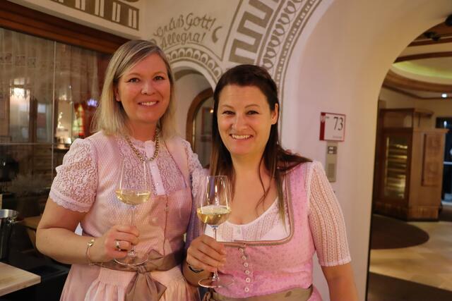 Nicole Steibl und Nadine Ganahl (re.) unterstützten das Serviceteam. | Foto: Siegele