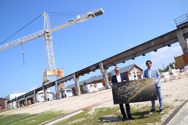 Christoph Stadlhuber und Christian Gepp zeigen erste "Visionen", wie sich das Werft-Areal in Korneuburg entwickeln könnte. | Foto: Sandra Schütz