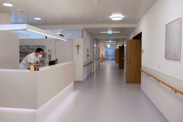 Neue Bereiche im Krankenhaus St. Vinzenz in Zams: MitarbeiterInnen und PatientInnen dürfen sich unter anderem im modernen Ambiente der großzügig geplanten Aufenthalts- und Arbeitsbereichen wohlfühlen.
