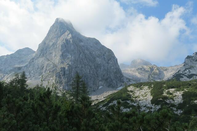 Der Knallstein - formschöner Zuckerhut im Nordwesten des Tennengebirges.  | Foto: Thomas Neuhold
