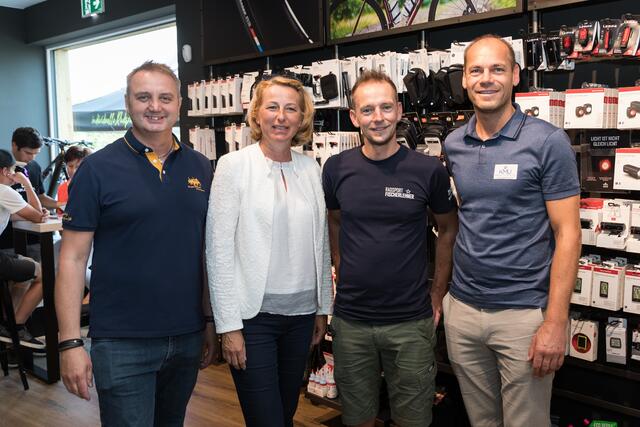 Martin Fischerlehner feiert mit zahlreichen Ehrengästen aus Politik und Sport die Eröffnung seines Geschäftes. Von links: Stadtrat Clemens Poißl, Bürgermeisterin Elisabeth Teufer, Inhaber und Ex-Radprofi Martin Fischerlehner und Ex-Speed-Skistar Michael Walchhofer.