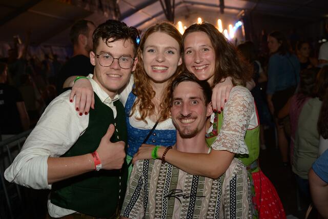 Ausgelassene Stimmung herrschte im großen Festzelt der FF Pettenbach.