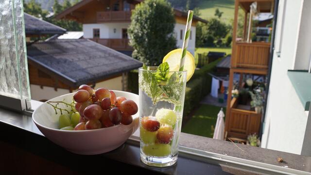 Sprudelwasser mit eiskalten Trauben Minze und Zitrone, so einfach kann Erfrischung sein.
