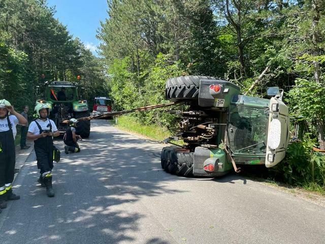 Aus ungeklärter Ursache kippe ein Traktor mit Anhänger zwischen Dreistetten und Bad Fischau um.