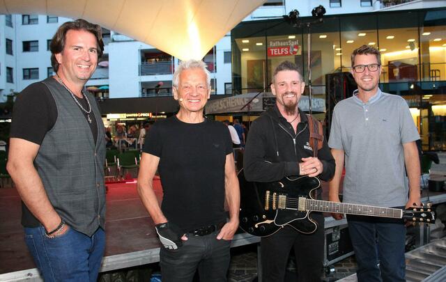 Boris Bukowski und Gitarrist Markus Fichtinger mit Bgm. Christian Härting und GV Alexander Schatz (wohl einer der größten Fans der Austropop-Größen).