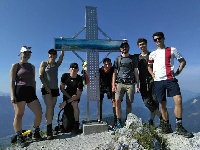 Acht fleißige Wanderer wagten es über den Jungfernsteig den Grabnerstein zu besteigen. | Foto: Alpenverein Enns