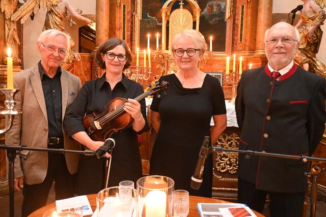 Erzeugten von der ersten Sekunde an eine ganz besondere Stimmung des Trostes und der Hoffnung: Herbert Schlöglhofer (Orgel), Judith McGregor (Viola) und die beiden Textinterpreten Marianne Schragl und Berthold Panzenböck