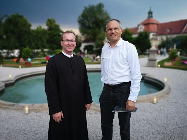Wirtschafter Pater Georg Haumer
und Roman Engelbrecht vor dräuenden Gewitterwolken.