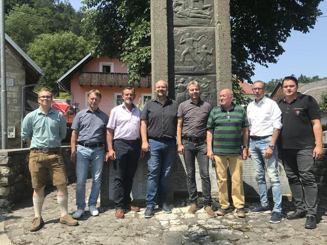 Bastian Lippnig, Hellfried Miklau, Josef Lobnig, Kai Glantschnig, Hans Steinacher, Volkmar Sablatnig, Erwin Svensek und Wolfgang Miglar (v. li.) beim Stadtparteitag der FPÖ Völkermarkt.