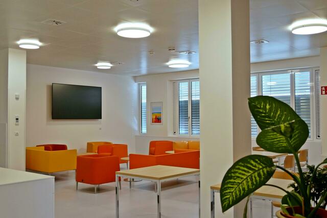 Die Psychiatrische Abteilung vervollständigt das Angebot zur bestehenden psychiatrischen Ambulanz und Tagesklinik. Der Bereich ist lichtdurchflutet und mit farblichen Akzenten sehr ansprechend gestaltet.