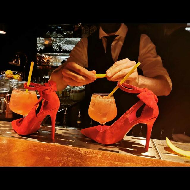 Cocktails edel serviert im verführerischen Damenschuh.