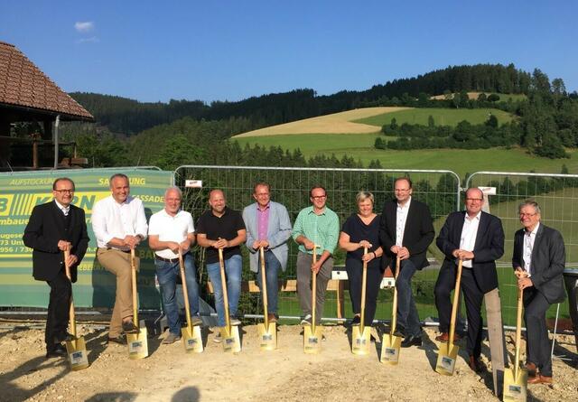 Von links: Bürgermeister Johann Holzmann, Christian Kastner (HABAU),  Philipp Kern (Bau), Arch. Jochen Mugrauer, Wolfgang Kastler (Steuerberater), Bauleiter Josef Hochgatterer, Edeltraud Hüttmannsberger, Karl Hüttmannsberger (HTK), Helmut Wagner (Oberbank), Hubert Daniel (RAIBA). | Foto: Karl Hüttmannsberger