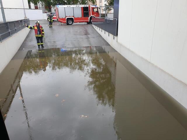 Die Laderampe eines Supermarktes in Eisenstadt stand nach den langanhaltenden Regenfällen komplett unter Wasser.