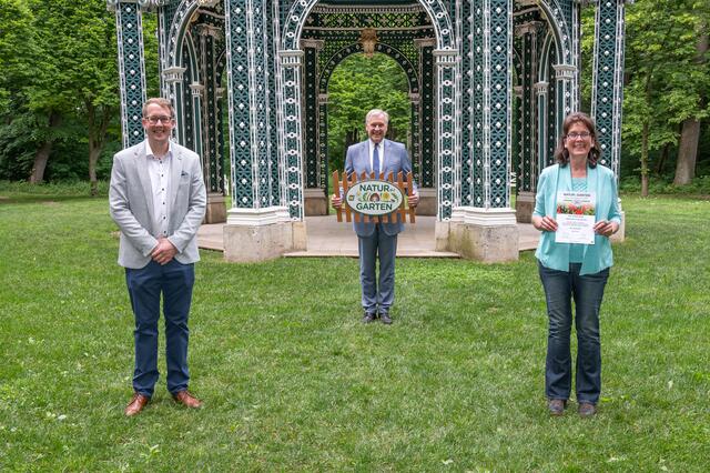 Wöllersdorf: Landesrat Martin Eichtinger gratuliert Umweltgemeinderätin Petra Meitz (rechts) und Gärtner Andreas Fenz zum Bezirkssieg für den größten Zuwachs an „Natur im Garten“ Plaketten.