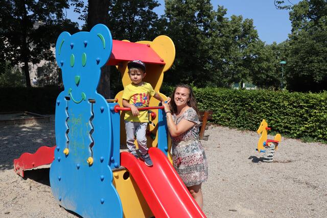 Die Kinderfreunde Berndorf, am Foto Obfrau Michaela Müller, wollen die gemeindeeigenen Spielplätze optimieren.