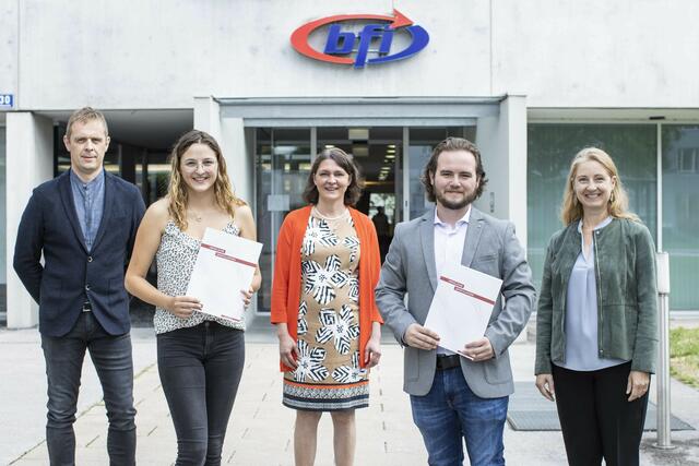 Bei der Zeugnisverleihung (v. l.):  Sylvio Buttinger-Lehr (BFI Salzburg), Absolventin Vanessa Mayr, Hilla Lindhuber (AK Salzburg), Absolvent Nico Schwaiger und Annemarie Schaur (WIFI). | Foto: Neumayr/AK Salzburg