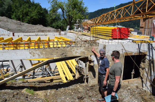 Die Schäden am Rohbau sind enorm. Hausbesitzer Andreas Lampacher vor einer eingedrückten Fassade.