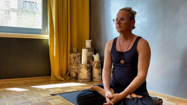 Esh Loh (45) erklärt, welche positiven Auswirkungen Yoga auf unser tägliches Leben haben kann.