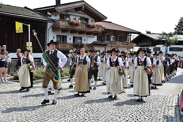 Die veranstaltende Musikkapelle Going beim Umzug vor der Ehrentribüne im Dorfzentrum.