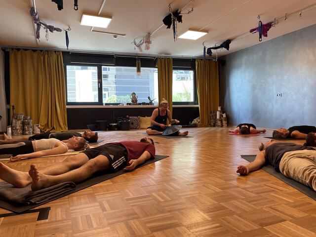 Die Töne der Klangschale erzeugen einen Moment der Entspannung. | Foto: Christoph Klausner