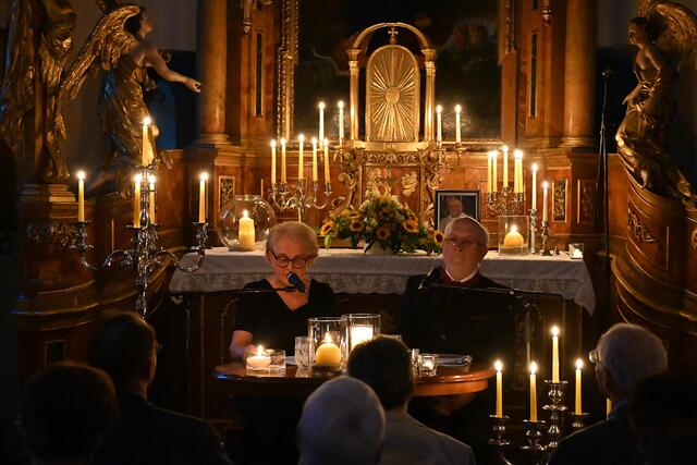 Blick auf die von Monika Lasselsberger und Marion Semler dekorierte Töpperkapelle