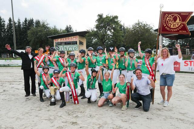 Die steirische Reiterinnen-Equipe schnitt bei der ÖM im Reitervierkampf hervorragend ab. Turnierleiter Max Kaltenegger, Bgm. Günter Reichhold und die steirische Schiverbandspräsidentin Renate Götschl gratulierten.
