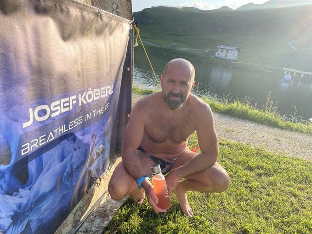 Rekord-Eisschwimmer Josef Köberl schwamm erst kürzlich im Eispalast am Hintertuxer Gletscher 38 Minuten lang im minus 0,8 Grad-kalten Wasser.