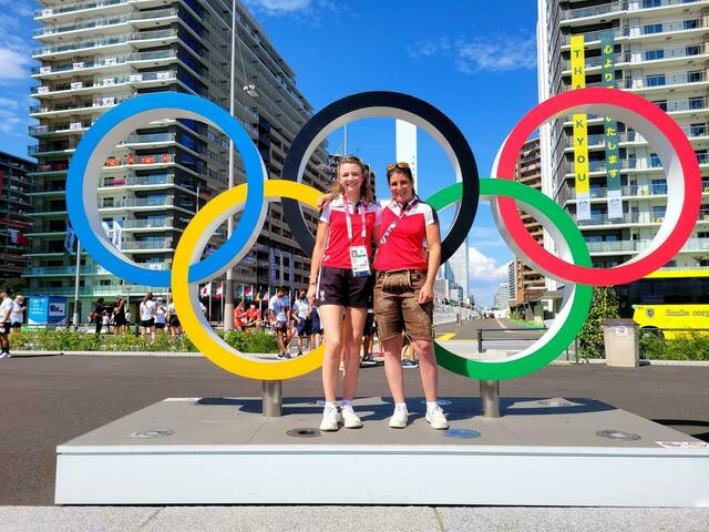Lea Siegl (links) und Katrin Khoddam-Hazrati vertreten Österreich bei bei den Olympischen Spielen in der Vielseitigkeit.