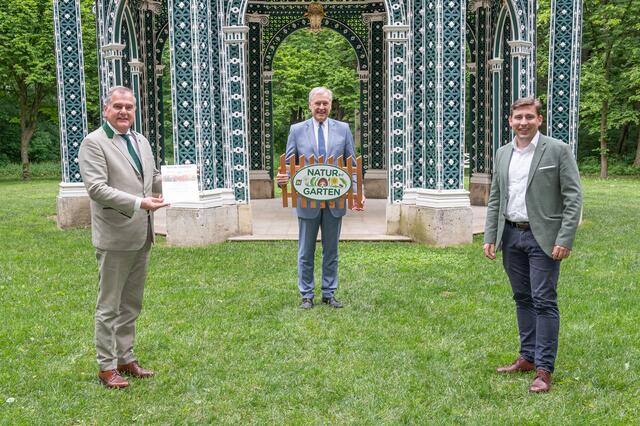Wiener Neustadt: Landesrat Martin Eichtinger gratuliert LAbg. StR Franz Dinhobl (links) und Florian Lux (Leiter Grünraum).