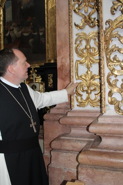 Auch diese aus Holz geschnitzten Wandverzierungen werden renoviert. In dieser Form gibt es sie nur in der Stiftskirche Schlierbach.
