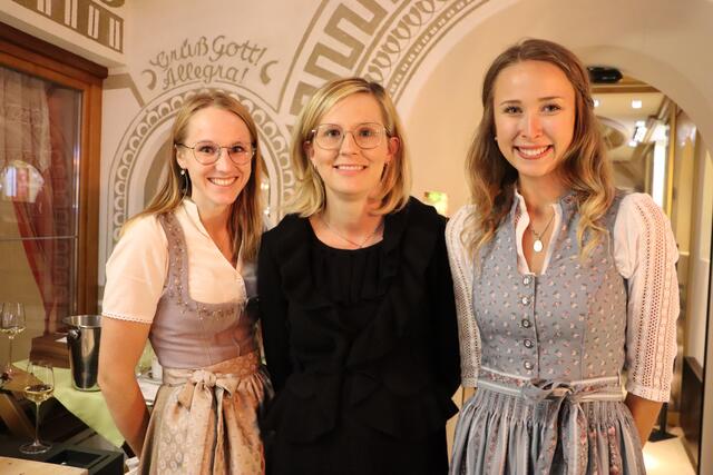 Serviceleiterin Sarah Parth (mi.) mit Lara Bail (li.) und Hannah Unterberger. | Foto: Siegele