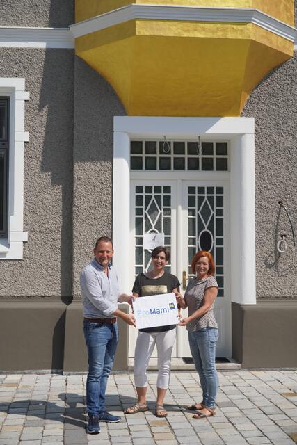 Bürgermeister Harald Riemer mit Irene Hinterhofer (Hebamme und Standortleiterin) und Beatrix Cmolik (Präsidentin Pro Mami NÖ)