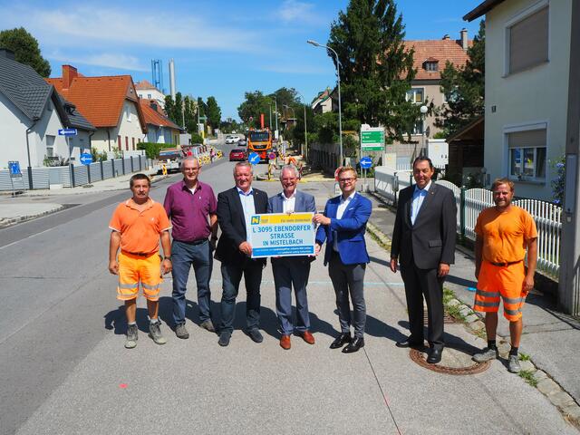 Karl Schwalm (Straßenmeisterei Mistelbach), Wolfgang Pribil (Leiter-Stv. der Straßenbauabteilung Wolkersdorf), Manfred Reiskopf (Vizebgm. von Mistelbach), Landtagspräsident Karl Wilfing, Erich Stubenvoll (Bgm. von Mistelbach), Josef Decker (NÖ Straßenbaudirektor), Jürgen Wachter (Straßenmeisterei Mistelbach).