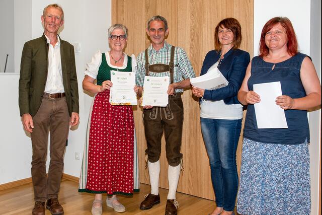 Gemeinsam geht´s leichter. Ausgezeichneter Erfolg für Waltraud und Erwin Eckmair aus Ried/Tkr. Im Bild mit Direktor Martin Faschang, LKR Sabine Herndl und KV FL Gabriele Donat (v.l.)