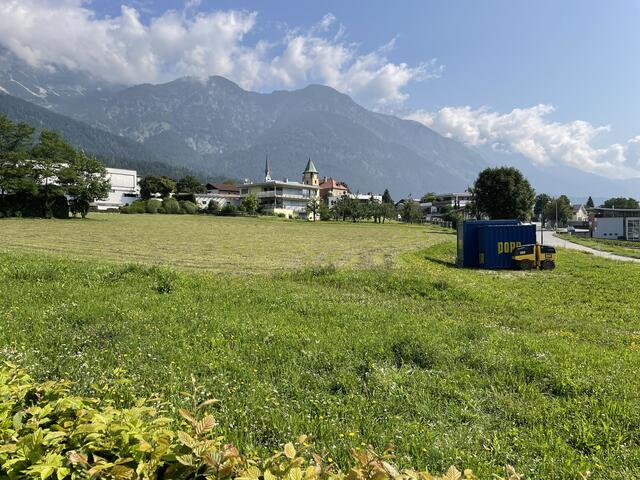 Auf dieser Fläche wird der Parkplatz für die Volksschule Langer Graben erweitert.