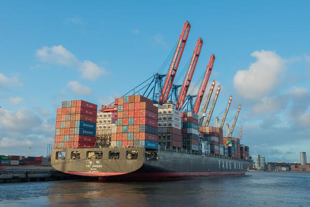 Unzählige schwer beladene Containerschiffe transportierenProdukte aus Asien und anderen Erdteilen nach Europa.